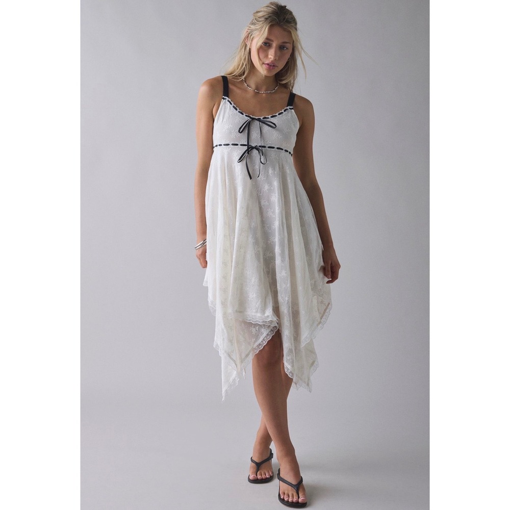 Kimichi Blue Hartley Hanky Hem Babydoll Dress
Size: M
